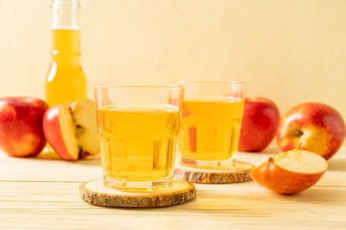 Kırmızı elma meyvesi ile elma suyu