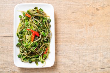 Istiridye sosu ile Kızarmış ayçiçeği Sprout