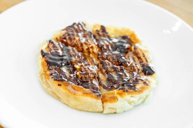 roti çikolata sos ile