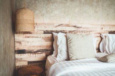 yatakta güzel rahat yastıklar