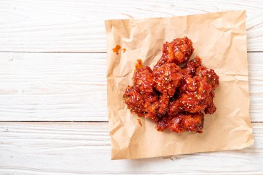 Baharatlı soslu kızarmış tavuk 