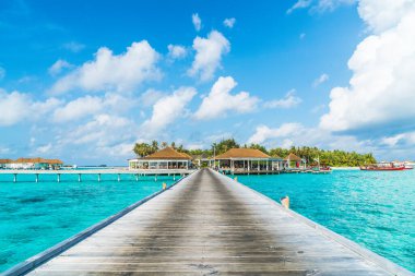 plaj ve deniz ile tropikal Maldivler tatil otel ve ada