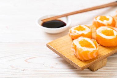 mayonez ve karides yumurta ile taze somon suşi rulo