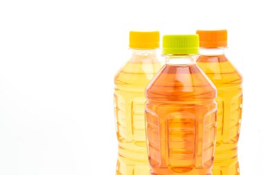 şişe buzlu çay ve yeşil çay beyaz arka plan üzerinde