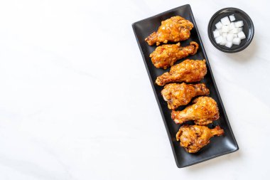 Soslu kızarmış tavuk.