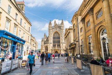 Bath, İngiltere - 30 Ağustos 2019: Turistle Bath Abbey. Bu bir... 