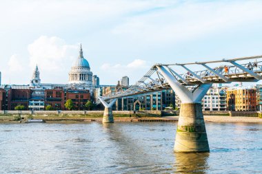 Gün batımında St Pauls Katedrali ve Milenyum Köprüsü