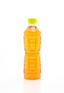 şişe buzlu çay ve yeşil çay beyaz arka plan üzerinde