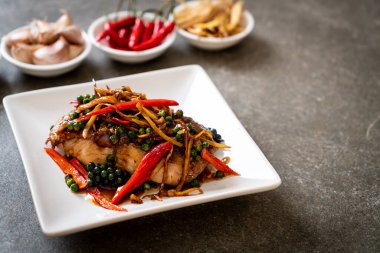 Baharatlı tavada kızartılmış ve bitki ile orfoz balığı fileto 