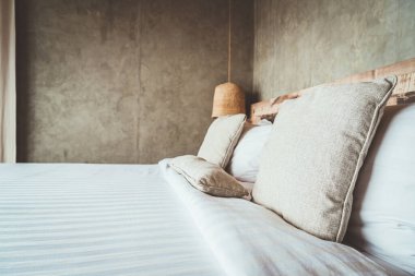 yatakta güzel rahat yastıklar