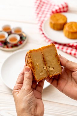 Çin Sonbahar Ortası Festivali için pasta Çince ay