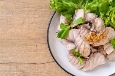 Haşlanmış balık dip sos ile