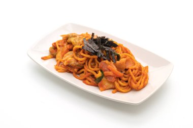 Kore baharatlı soslu ve sebzeli kızarmış erişte.