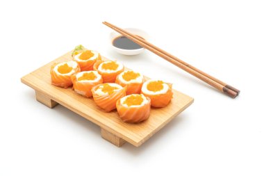 mayonez ve karides yumurta ile taze somon suşi rulo