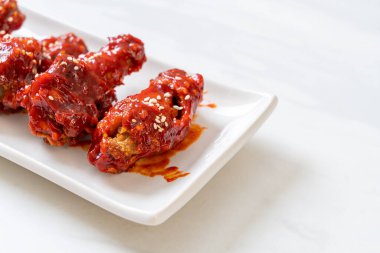 Baharatlı soslu kızarmış tavuk 