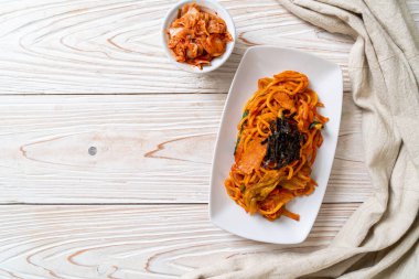 Kore baharatlı soslu ve sebzeli kızarmış erişte.