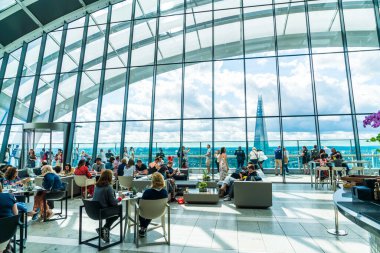 Londra, Uk - 12019: İnsanlar görkemli Gökyüzü Gar 'ının tadını çıkarıyor