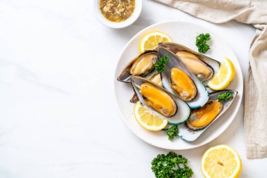 Limonlu ve maydanozlu midye