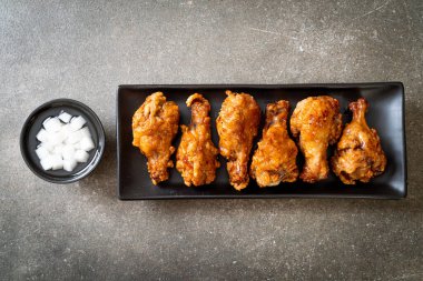 Soslu kızarmış tavuk.