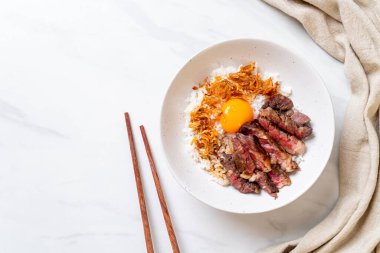 yumurta ile tepesinde pirinç kase dilimlenmiş sığır eti