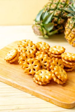 ananas reçel ile bisküvi