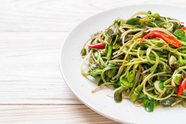 Istiridye sosu ile Kızarmış ayçiçeği Sprout