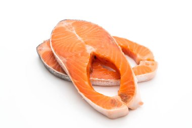 Beyaz arka planda taze somon çiğ