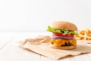 taze lezzetli biftek burger peynir ve patates kızartması