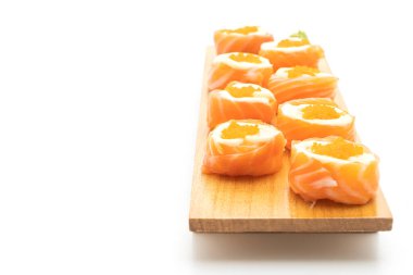 mayonez ve karides yumurta ile taze somon suşi rulo