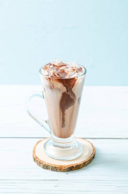 Buzlu çikolata milkshake içecek