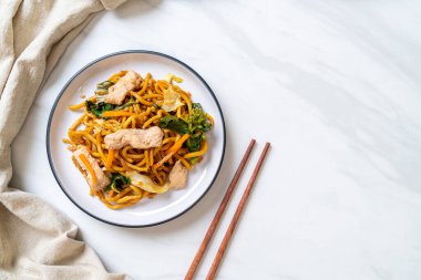 Kızarmış yakisoba eriştesi ve tavuk.