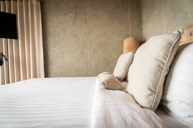 yatakta güzel rahat yastıklar