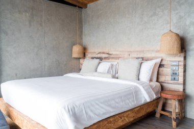 yatakta güzel rahat yastıklar