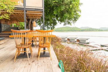 kafe restoranda ahşap masa ve sandalye