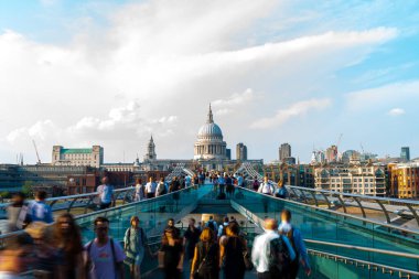 Londra, İngiltere, 27 Ağustos 2019: İnsanlar Millenium b'de yürüyor