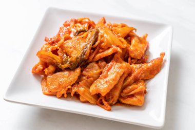 kimchi ile tavada kızartılmış domuz eti