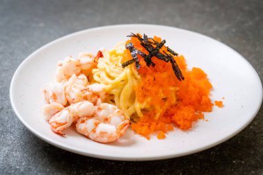 karidesler ve karides yumurtası ile spagetti kremsi