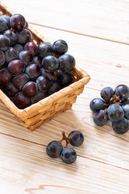 beyaz arka planda taze siyah üzüm