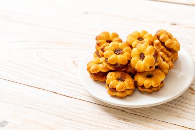 ananas reçeli ile çiçek bisküvi