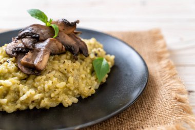 Mantarlı Risotto Pesto ve peynir ile