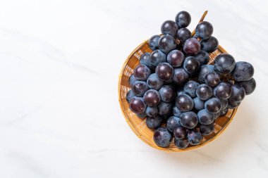 beyaz arka planda taze siyah üzüm