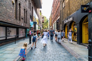 Londra - İngiltere - 27 Ağustos 2019: L'deki Covent Garden pazarının görünümü