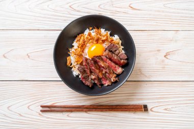 yumurta ile tepesinde pirinç kase dilimlenmiş sığır eti