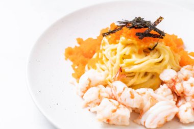 karidesler ve karides yumurtası ile spagetti kremsi