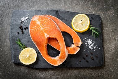 taze çiğ somon fileto biftek