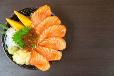 pirinç kase (donburi tepesinde taze somon)