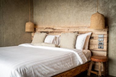 yatakta güzel rahat yastıklar