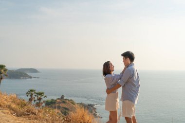 Mutlu genç Asyalı çift aşık parkta iyi vakit geçiriyor