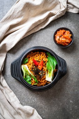 sebze ve kimchi Koreli anlık erişte