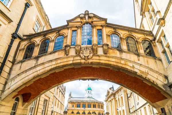 Hertford Bridge connu sous le nom de Pont des Soupirs, est une jonction skyway — Photo